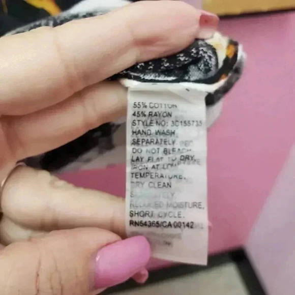 Peter Nygard Chain Sweater with Crochet Sleeves - Picture 5 of 5